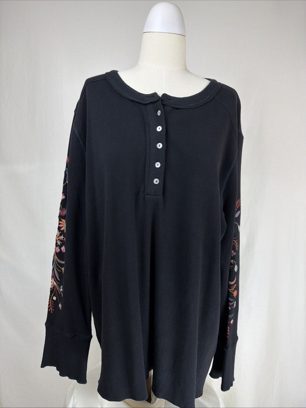 NWT Caite "Minnie" Black Embroidered Floral Detail Thermal Top 2X #0704